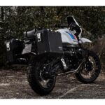 Πλαϊνή Αριστερή Βαλίτσα Αλουμινίου Atlas 40lt Black – UNIT GARAGE - Image 2